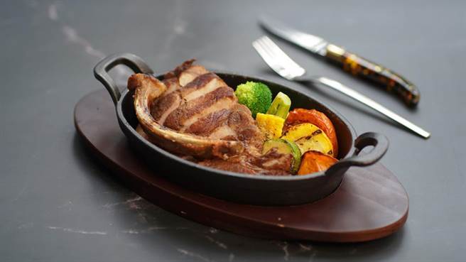 台北花園大酒店 PRIME ONE牛排館  盤客夏戰斧豬。（台北花園大酒店提供）