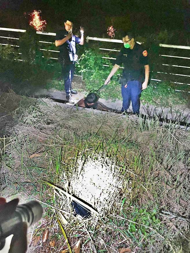 高雄23岁杨姓男子19日深夜，利用自制的塑胶袋捞鱼器材在凤山水资源中心中水塘捞鱼，遭盘查后竟拔腿狂奔。（高市凤山分局提供／杨舒婷高雄传真）