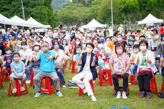 台北市长候选人黄珊珊（前排中）推动「大圆山升级计画」，整合花博公园、美术馆、圆山遗址、大佳河滨公园及周边地带，构建全新的「首都中央公园」。（黄珊珊竞选总部提供／张立勋台北传真）