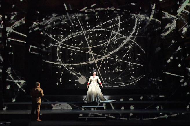 南非重要當代藝術家威廉．肯特里奇（William Kentridge）大玩創意，以炭筆素描動畫、攝影原理及影像翻轉手法，搭配逐格拍攝製成動畫投影，打造層次豐富的舞台效果，翻轉莫札特歌劇《魔笛》，呈現劇中的光明與黑暗意象。圖為2018年東京新國立劇院演出劇照。（寺司正彥攝，台中國家歌劇院提供）