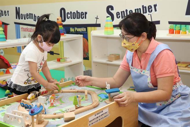 新北市公托平价、优质、专业  带动全国友善托育的专业发展  也促使中央将公共托育的建置纳入前瞻计画。（新北市社会局提供）