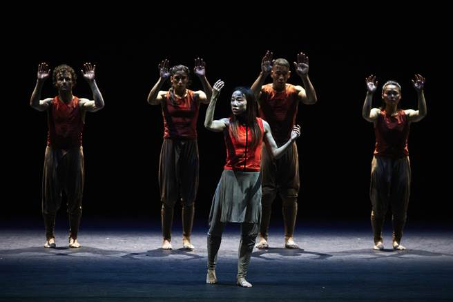 英国编舞家阿喀郎．汗舞剧新作《丛林奇谭》，谈论自然环保议题。（Ambra Vernuccio摄，台中国家歌剧院提供）