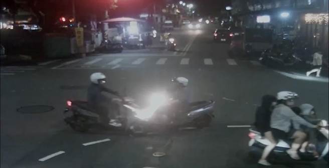 高雄叶女与黄男发生对撞。（翻摄照片／崔正纲高雄传真）