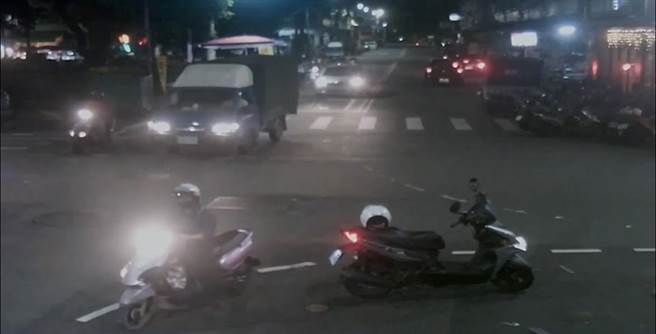 警方获报到场前，叶女肇事逃逸，自行离去。（翻摄照片／崔正纲高雄传真）