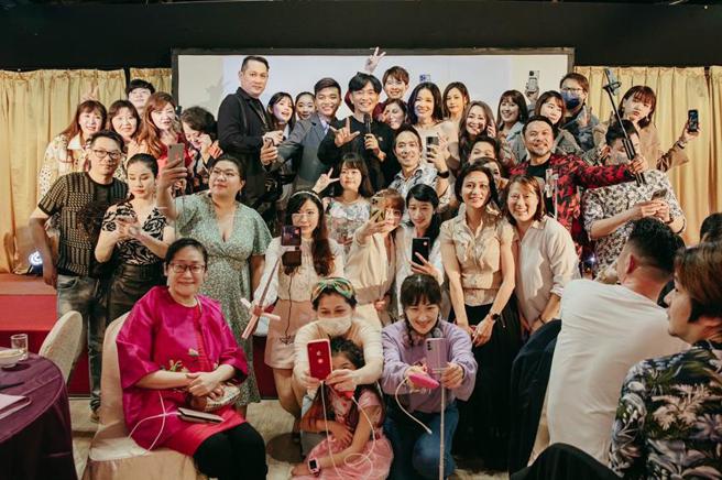 （非凡超电商MGC举办的非凡丰盛无限美好超心灵飨宴，全体参与老师与网红合影！图／业者提供）