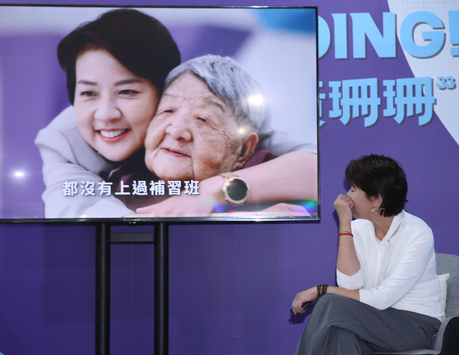 无党籍台北市长候选人黄珊珊竞选总部，21日发表竞选广告【黄妈叮嘱篇】快快乐乐选举，妳做得好别人就会投妳！访问时提到卫福部长薛瑞元替民进党台北市长候选人陈时中抱不平，是因为挡了疫苗掮客，并透露掮客会找工商企业、宗教团体辗转询问指挥中心进口事宜，藉此牟利。黄珊珊（见图）表示薛现在又在指责台积电、慈济？「请他有本事就大声说出来，看台湾人民是相信他，还是相信这些单位」。（陈俊吉摄）