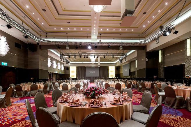 （台北花园大酒店会厅除夕围炉宴，六人宴席16,999元起+10％，现场并有应景民俗技艺活动，客人还可参加抽奖。图／台北花园大酒店）