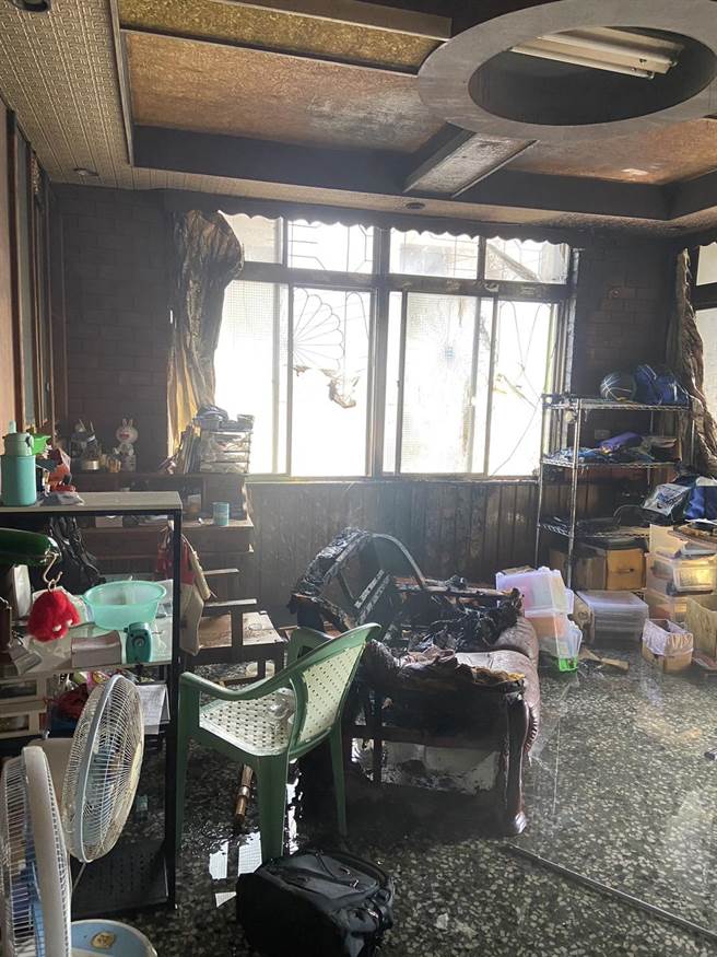 起火的2楼客厅严重烧毁。（翻摄照片／李京升苗栗传真）