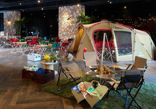 （COZZI Blu和逸飯店桃園館與日本知名露營品牌Snow Peak聯名，打造BBQ室內露營野餐風的用餐環境。圖／COZZI Blu和逸飯店桃園館）　