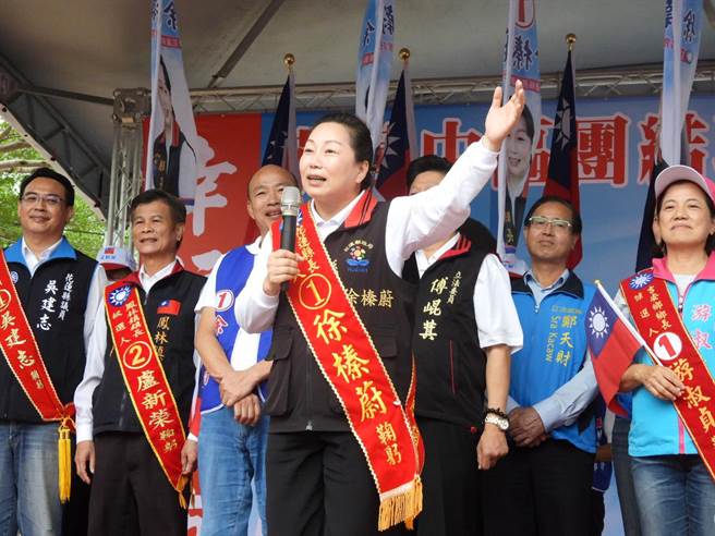 拚连任的国民党花莲县长徐榛蔚（前中）25日选前之夜，将在花莲市区最热闹的金三角商圈游行拜票，最后衝刺拚选票。（罗亦晽摄）