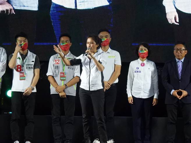 民进党花莲县长候选人Kolas Yotaka昨在选前最后一个假日，举办造势活动，努力衝刺拚选票，至于选前之夜是否会再办理其他活动，竞选团队目前仍在规画。（罗亦晽摄）