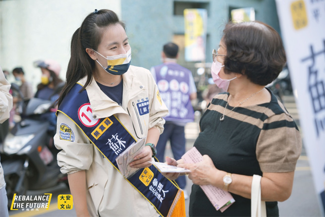 无党籍台北市议员候选人苏恒（左）喊话要下架黑金。（图 / 取自苏恒脸书）