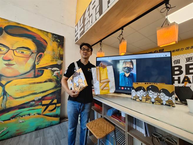 彰化县议员吴韦达21日站出来推广，他将自己的竞选广告帆布投入再造计画，将废弃广告帆布再制，变成日常可以使用的背包，他强调这样达成零废弃，创造环境永续及公益。（吴建辉摄）