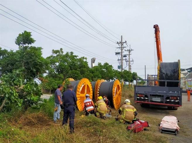 台南市北門區今天中午1點多驚傳工安意外，52歲陳姓男子在操作吊車吊杆，不慎碰觸上方高壓電，遭強烈電擊。（讀者提供／張毓翎台南傳真）