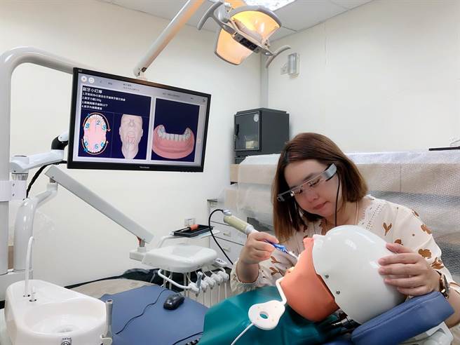 高醫大透過AR數位刷牙機，模擬訓練。（高雄醫學大學提供／楊舒婷高雄傳真）