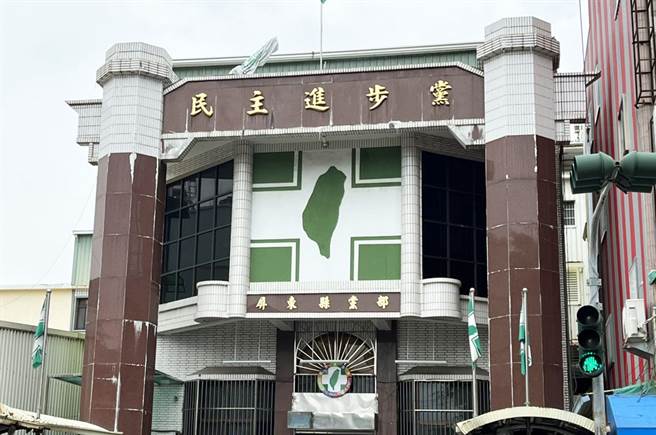 回击蓝营五问，民进党屏东县党部五项提问反问苏清泉。(林和生摄)