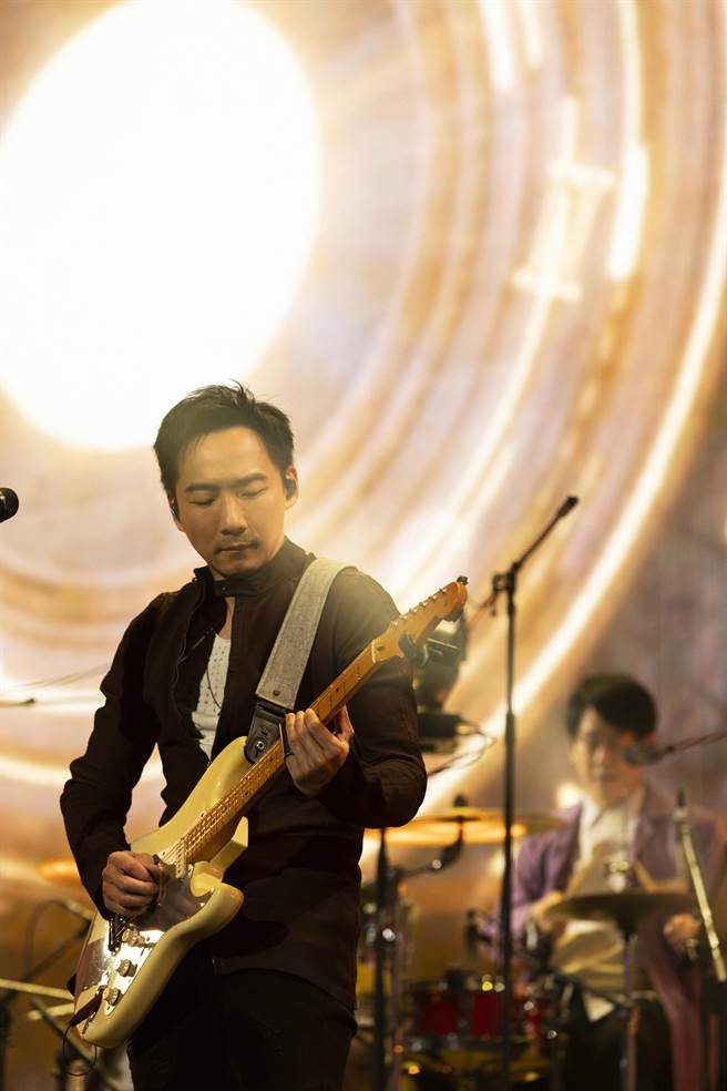 石頭在演唱會上被團員猛虧《台北女子圖鑑》假戲真做。（相信音樂提供）