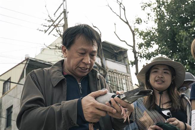 电影《一家子儿咕咕叫》主角游安顺（左）与鸽子培养感情。（双喜提供）