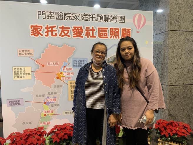 花莲县一间家托负责人34岁卢佳琪（右）与母亲（左），相继在门诺团队的辅导协助，各自设立家托据点，在社区努力为长者服务。（门诺医院提供／罗亦晽花莲传真）