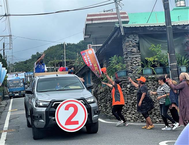 饶庆铃今天到南迴线拜票，热情乡亲高喊冻蒜。（图／民眾提供）