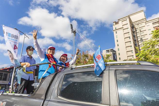 争取县长连任的杨文科在竹北等溪北5乡镇市展开车队扫街拜票。（罗浚滨摄）