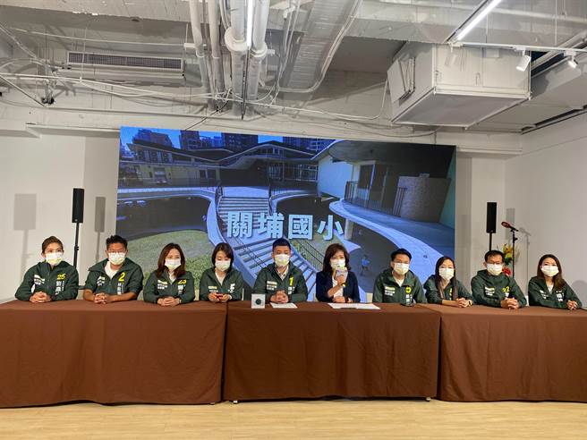 沈慧虹（中）21日举行记者会，说明关埔国小、大车站计画及儿童医院3大建设原委与过程，拒绝攸关大新竹人的好建设遭对手恶意抹黑。（陈育贤摄）