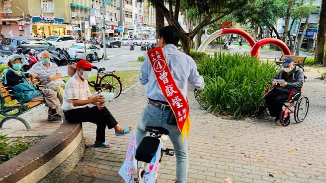 用腳踏車掃街沒有距離、速度適中，曾獻瑩隨時可以停下來跟民眾對話、聆聽需要。（圖片來源／曾獻瑩提供）