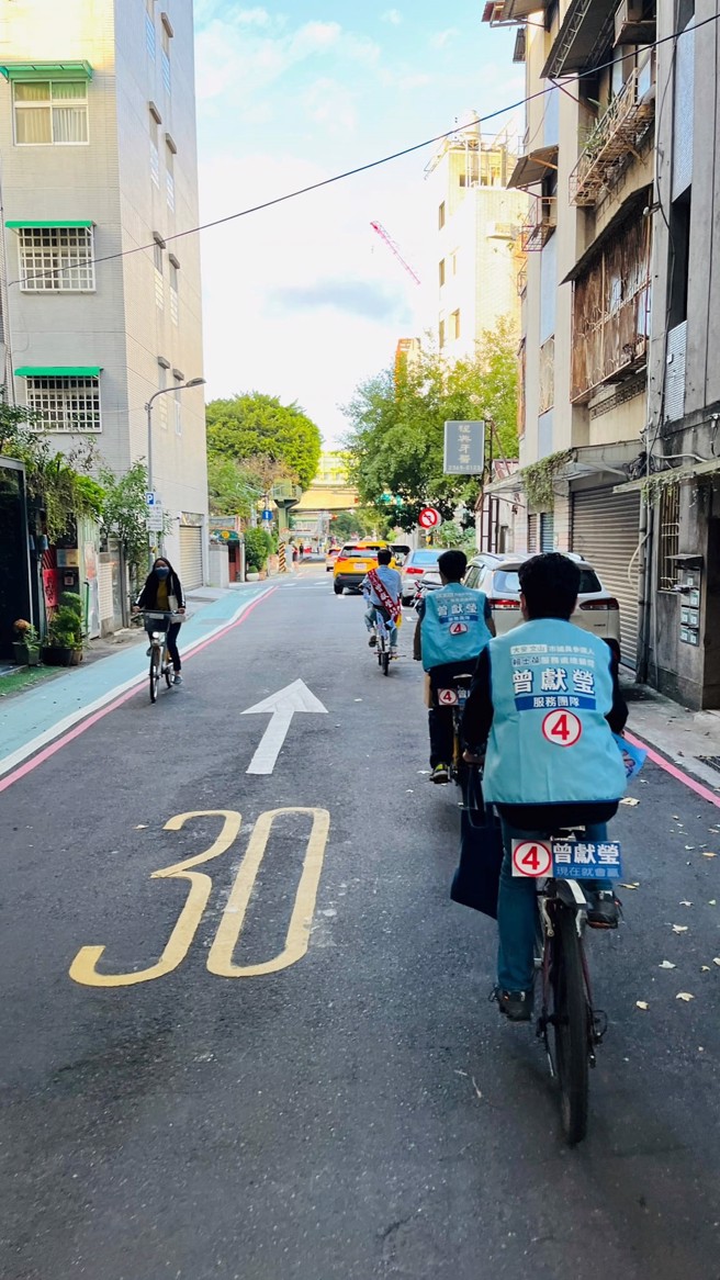 曾獻瑩跟志工隊一起騎腳踏車掃街，機動性強，也展現團隊親民的一面。（圖片來源／曾獻瑩提供）