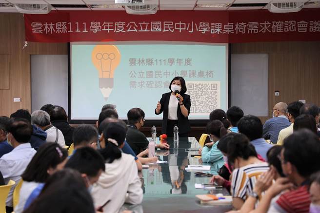 云林县国中小2万余套课桌椅老旧待换，县长张丽善（站立者）允诺全面更新。（云林县政府提供／张朝欣云林传真）