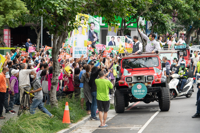 民进党新北市长候选人林佳龙与台北市长候选人陈时中合体扫街，互相为对方拉票，遇到许多热情民眾。（图／翻摄自林佳龙脸书）