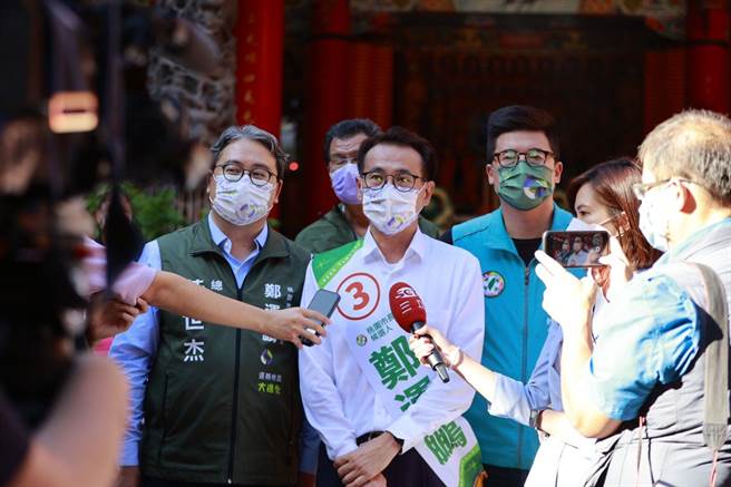 张善政文宣称台积电桃园设厂是骗局，郑运鹏(中)说，他反对且怀疑台积电进驻可能性。(吕筱蝉摄)