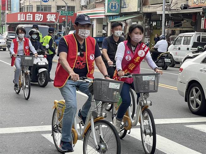 馬英九陪同李雅靜品嚐自製的「大碗公」剉冰，隨後再一同騎乘自行車至鳳山天公廟參拜。（洪浩軒攝）