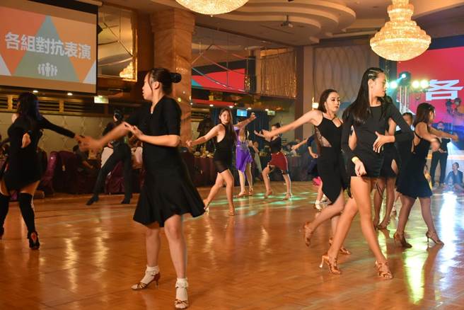 许哲睿的学生在成果展秀舞技。（柯宗纬翻摄）