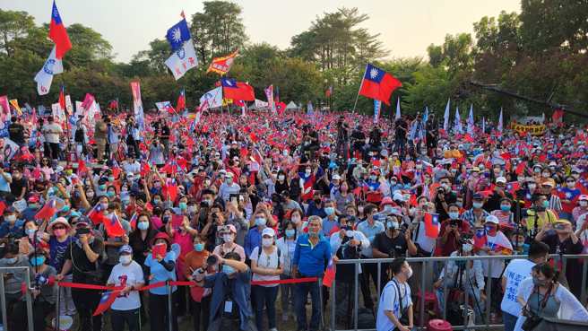 前交通部长叶匡时在脸书上分享了现场的造势空拍画面，超过2万名支持者涌入，叶匡时更直言「是非常令人感动的场面」。（取自叶匡时脸书）