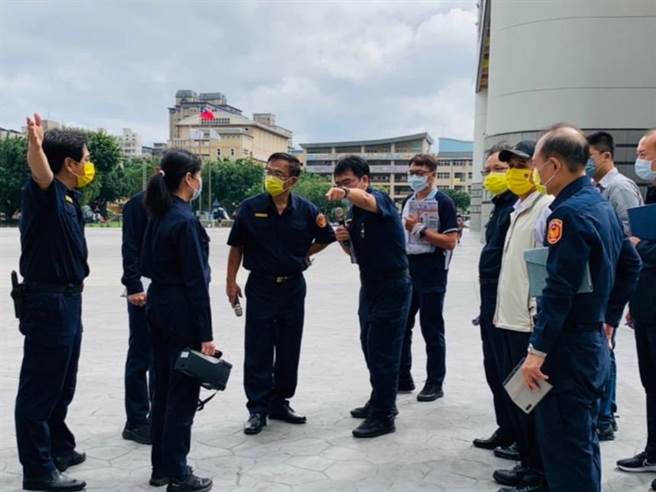新北市警察局长黄宗仁率队到蓝绿阵营选前之夜场地会勘。（新北市警察局提供）