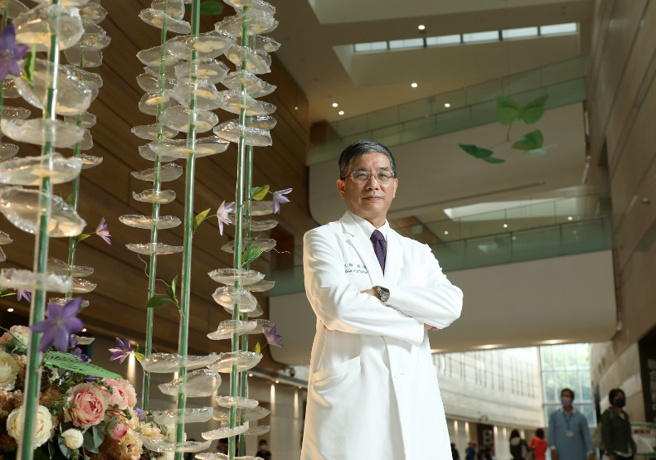 臺大癌醫中心院長楊志新，抗癌超過30年，引領非典型癌症醫療時代來臨。（圖/ 遠見提供）