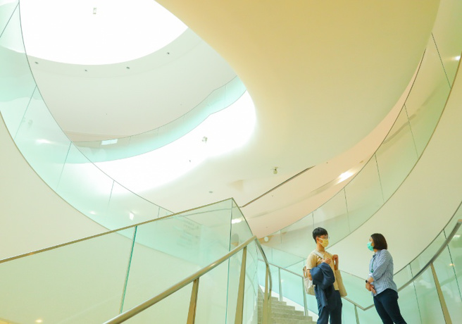 啟用三年的臺大癌醫中心，一進入內部就感受到不同以往醫院的氛圍。（圖/ 遠見提供）