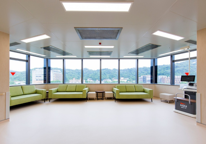 臺大癌醫每層病房都設有陽光室，可讓醫護人員休憩使用。（圖/ 遠見提供）