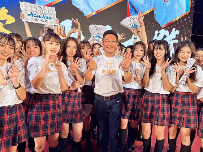 金瑞龙与年轻学子同台。（金瑞龙提供／李奇叡新北传真）