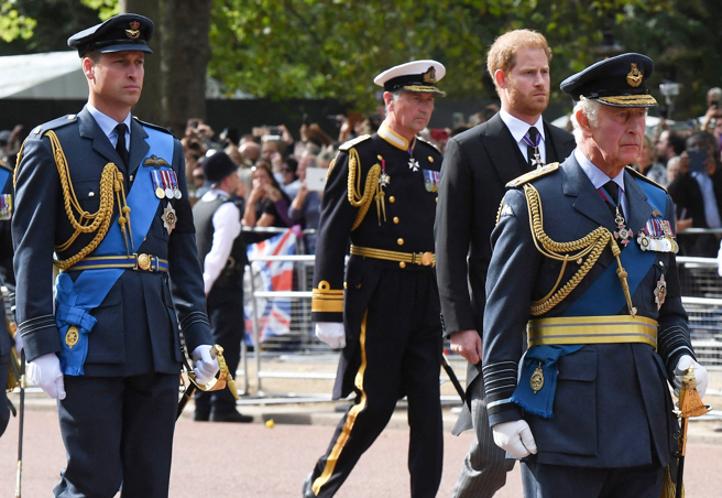 查爾斯（右）和次子哈利（右二）及長子威廉（左）間的關係忽冷忽熱，據說都是為了錢，圖為他們9 月 14 日出席女王移靈儀式的神情。（達志圖庫/TGP）