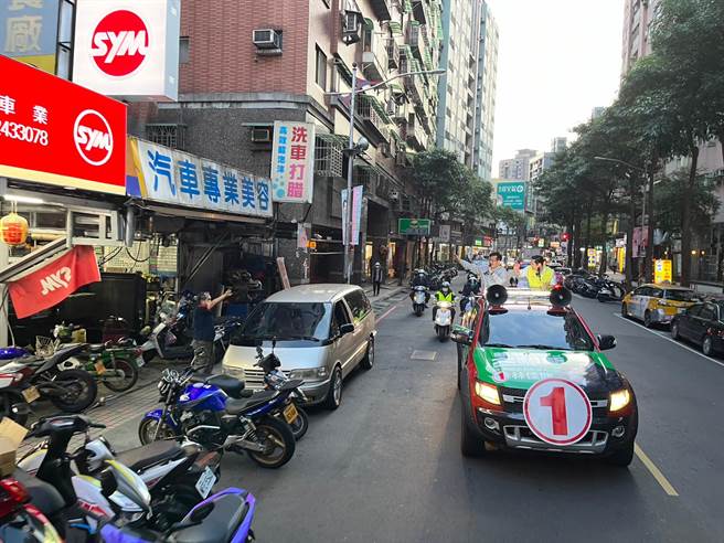 新北市中和區、新店區被外界視作藍營票倉，民進黨候選人林佳龍勤跑車掃，他今天下午先到新店，再到中和車隊掃街。（李奇叡攝）