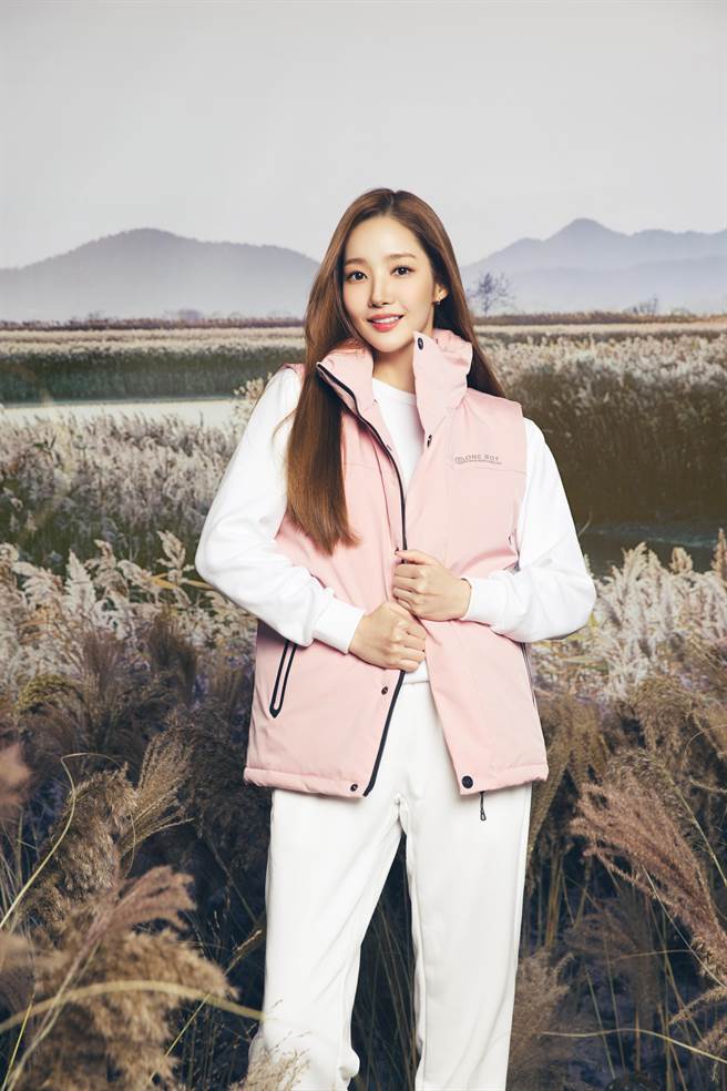 ONE BOY今年冬季上架新款「蓄熱科技防水機能禦寒保暖衝鋒背心」，百搭又保暖的特色深受朴敏英喜愛。（ONE BOY提供）