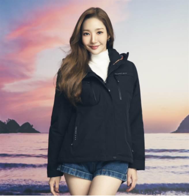 ONE BOY「科技Clo＋蓄熱防水機能禦寒衝鋒衣」配色豐富還附有多個口袋，朴敏英看到這張成果照後也用中文喊「我很愛這個！」（ONE BOY提供）