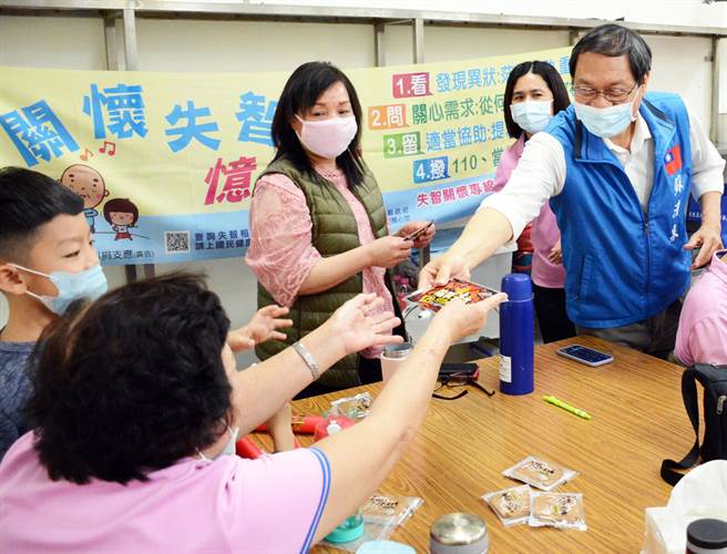 屏东县长选战激烈交锋，绿营五问国民党候选人苏清泉，苏则回应：「一切依法公开，如有问题，早就被打死。」（林和生摄）