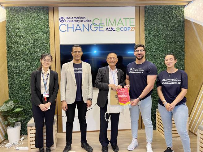 南华大学校长林聪明 (中)受邀参加「第27届联合国气候变迁大会」，并与参展的开罗美国大学交流合影。(照片/南华大学提供)