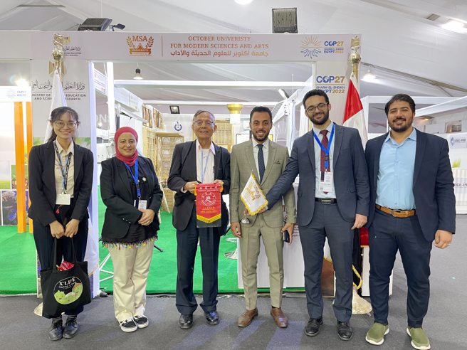 林聪明(左3)与参展的MSA大学交流合影。(照片/南华大学提供)