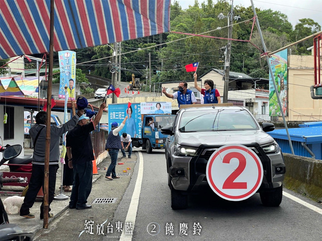 饶庆铃的车队从达仁乡南田村出发，一路往北至大武、金峰、太麻里拜票，沿途乡亲也都非常热情。（取自饶庆铃脸书）