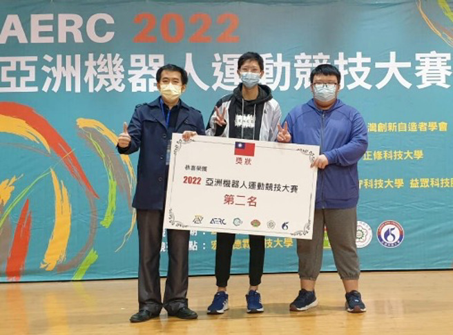 龙华科大电子系五专生蓝竑萦、李冠儒荣获大专组轮型机器人竞速挑战赛第二名佳绩。(照片/龙华科技大学提供)