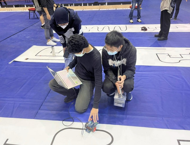 印尼交换生与台湾学子组队参与竞赛，并在比赛过程中进行竞赛策略讨论。(照片/龙华科技大学提供)