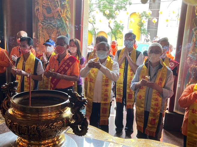 侯友宜车队出发前先到深丘福德宫参拜。（王扬杰摄）